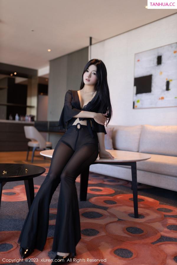   [XiuRen]高清写真图 2023.11.14 No.7660 谭小灵 黑丝美腿第14张图片